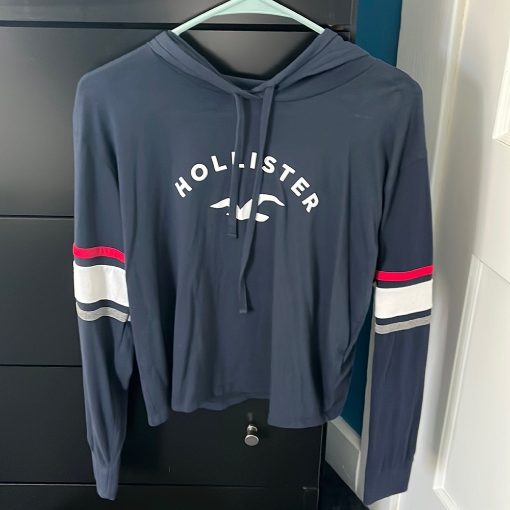 S women’s Hollister semi-cropped long sleeved tee with a hood
